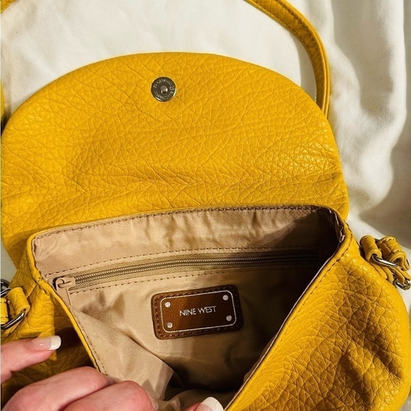 Y2K Nine West Crossbody Small Purse Mustard Color Vegan Chain Strap - Picture 2 of 3